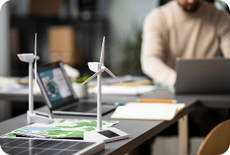 Werkruimte met modellen van windturbines, concepten voor zonne-energie en projectdocumentatie voor duurzame energieplanning.