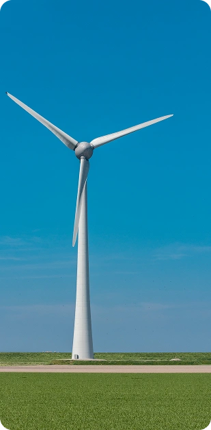 Moderne windturbine in een open landschap onder een heldere blauwe lucht, die duurzame energieproductie en schone elektriciteitsopwekking vertegenwoordigt.