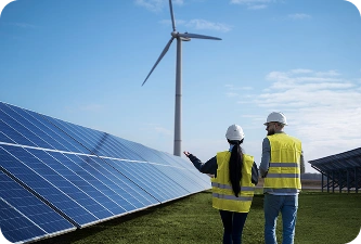 Ingenieurs inspecteren een hernieuwbare energie-installatie met zonnepanelen en windturbines, waarbij duurzame energieproductie en infrastructuurbeheer worden benadrukt.