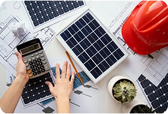 Ingenieurs monitoren zonne-energiesystemen en analyseren gegevens over energieproductie bij een fotovoltaïsche installatie.