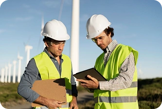 Veldingenieurs voeren inspecties uit en plannen onderhoud voor windturbines bij een hernieuwbare energie-installatie.