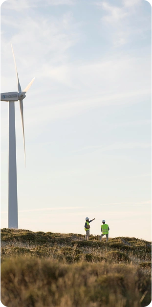 Ingenieurs inspecteren een installatieplaats voor windturbines, met nadruk op infrastructuur voor hernieuwbare energie, onderhoud en projectontwikkeling.